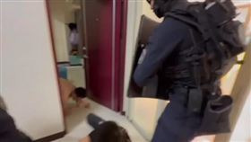 刑事局執行專案掃蕩，帶回多名涉詐簡訊犯嫌。（圖／翻攝畫面）