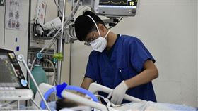 林承濬在外科加護病房照顧病人。（圖／大林慈濟醫院提供）