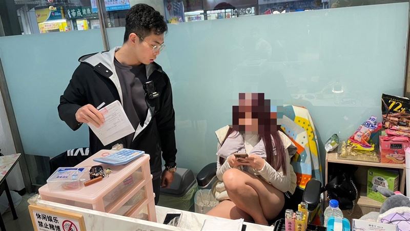 棋牌社掩護賭場　長腿櫃台辣妹見警傻眼