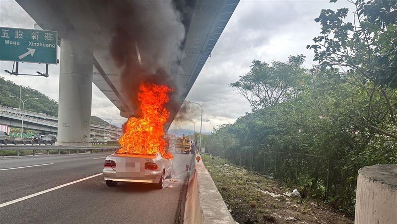 國道火燒車！　駕駛求消防先救高爾夫球具