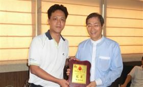 邱鎮軍親自將冠軍獎牌獻給張安樂。（圖／鏡週刊）
