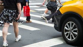 斑馬線/行人/禮讓(記者陳弋攝影)