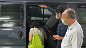 台南某建設公司欠稅上千萬  實際負責人管收台南市東區某家建設公司積欠稅款、罰鍰等逾新台幣3500萬元，法務部行政執行署台南分署12日通知實際負責人蔡姓女子（左）到案說明，當場留置且向台南地方法院聲請管收獲准。（行政執行署台南分署提供）中央社記者張榮祥台南傳真  112年12月12日