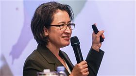 蕭美琴赴政大演講  暢談自身經歷（3）「政治進入大學2.0–青年與副總統候選人座談」12日晚間邀請民進黨副總統參選人蕭美琴參與，蕭美琴出席並向現場師生分享當年提出同婚法案的心路歷程。中央社記者鄭清元攝  112年12月12日