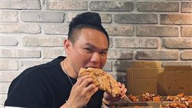 超哥（左）、文哥今年才開炸雞店（圖／翻攝自YT）