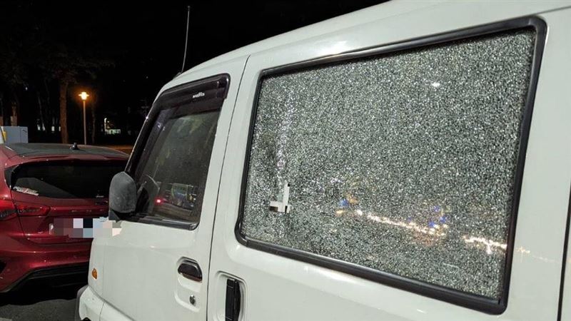 高雄廂型車「車窗被射破」　遭BB彈射擊