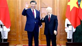中越命運共同體中共總書記習近平（左）12日與越共總書記阮富仲會談時宣布中越兩黨、兩國關係新定位，表示在深化「中越全面戰略合作夥伴關係」基礎上，攜手構建具有戰略意義的「中越命運共同體」。中央社記者陳家倫河內攝  112年12月12日