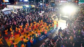 「橘色惡魔」西門町快閃演出（1）日本京都橘高校吹奏樂部有「橘色惡魔」之稱，近日再度訪問台灣，12日晚間團員快閃台北西門町商圈演出，在台北捷運西門站6號出口前廣場擠滿圍觀人潮。中央社記者王騰毅攝  112年12月12日