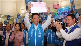 苗栗縣第2選區國民黨立委參選人邱鎮軍苗栗縣第2選區（山線）立委選舉，國民黨由現任苗栗市長邱鎮軍（中）代表藍軍出征。中央社記者管瑞平攝  112年11月25日