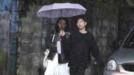 李沐復合樂團主唱　雨中共撐一把傘超甜蜜
