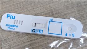 患者快篩三條線（圖／翻攝自陳亮宇醫師 / 陳亮宇耳鼻喉科診所 臉書）