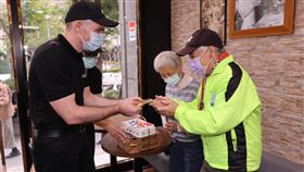 昨（12日）於達美樂三重三信店送出限量三張的「GOLDEN TICKET」，幸運得主在2024年每一個月到三重三信店兌換一份免費披薩。（圖／品牌業者提供）