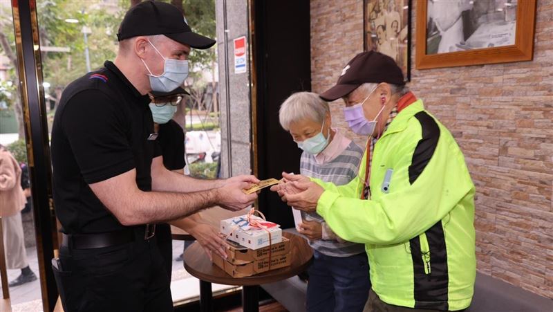 達美樂CEO做披薩　偷放了三張整年免費券