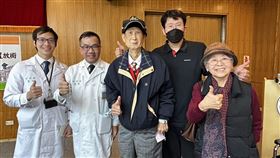 周先生（中）跟家屬與台大醫護團隊合影，並表達感謝。（圖／記者簡浩正攝影）
