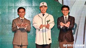 ▲王柏融加盟台鋼雄鷹記者會，穿上過去的9號球衣和球團董事長、領隊合影。（圖／記者劉彥池攝影）