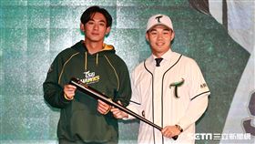 ▲王柏融加盟台鋼雄鷹記者會，隊友王溢正驚喜現身。（圖／記者劉彥池攝影）