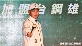 ▲王柏融加盟台鋼雄鷹記者會，王柏融拿球棒合影。（圖／記者劉彥池攝影）