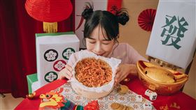 「水水灶咖」首度攜手「全家」聯合推出限量年菜組合。（圖／業者提供）