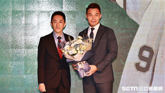 王柏融加盟台鋼　火腿隊國際部長台上拭淚