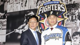 台灣強打王柏融與日本職棒火腿隊簽約，王柏融穿上新球衣與日本火腿球團監督栗山英樹合影。（記者林士傑/攝影）
