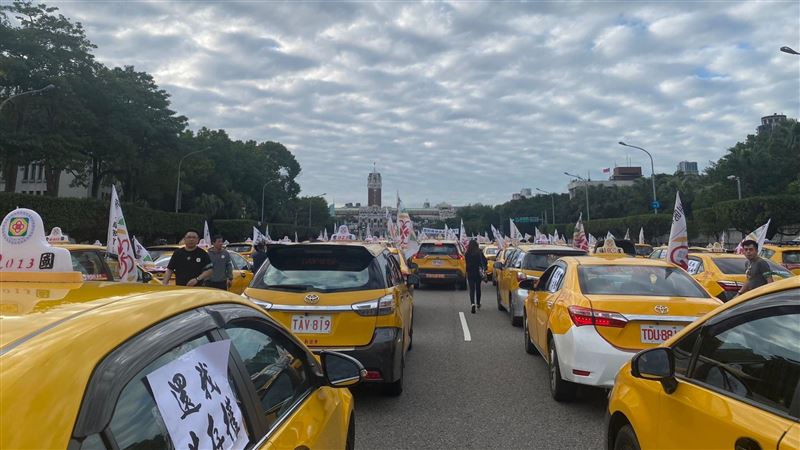 氣到中風！計程車司機凱道抗議記點新制