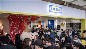 IKEA嘉義城市店開幕  大量人潮湧入消費IKEA嘉義城市店26日開幕，結合大潤發賣場型態，為創新的服務消費模式，吸引大批人潮湧入消費，將店內擠得水洩不通。（IKEA提供）中央社記者黃國芳傳真  111年12月26日