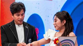 妹妹Shine（左起）、孫協志、天后闆妹合作節目。（圖／八大提供）