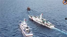 圖為中國海警船（右）10月22日對菲律賓前往仁愛暗沙補給的船隻進行危險攔截。（圖取自twitter.com/jaytaryela）