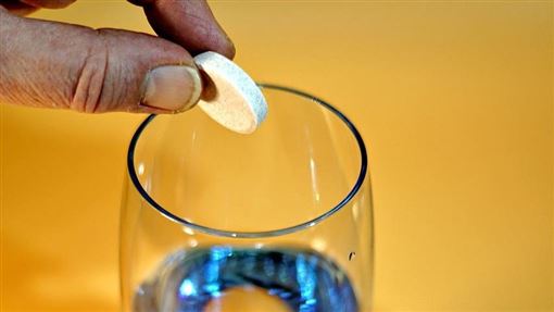 別喝太多發泡錠！醫驚曝下場：腎長滿石頭