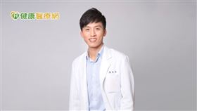 台中榮總過敏免疫風濕科主治醫師顏在弘提醒，新冠肺炎病毒感染誘發的免疫反應可能會增加罹患自體免疫疾病的風險，規則就醫及持續用藥是免疫風濕科病友不變的自保之道。