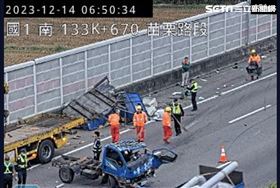國1「3貨車追撞全碎」男全身血站路肩求救(圖/翻攝畫面)