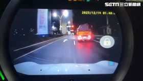 工程車行經淡金路二段與商工路口，遭騎士追撞。（圖／翻攝自畫面）