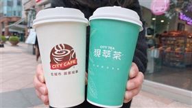 歡慶今年連續第5年入選「道瓊永續指數」，7-11寄出咖啡、紅茶買一送一優惠。（7-11提供）
