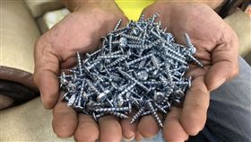 中清路一段，498顆螺絲釘掉一地 ，單車女騎士熱心彎腰撿拾，當舖老闆幫忙(圖／翻攝畫面)