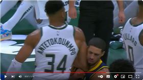 ▲溜馬哈利柏頓（Tyrese Haliburton）爆扣，「字母哥」給他一拐被吹T。（圖／翻攝自Chaz NBA YT）
