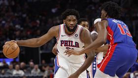 ▲擋不住恩比德（Joel Embiid），活塞苦吞21連敗。（圖／路透社／達志影像）