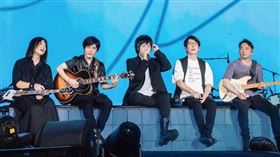 五月天巡演被質疑假唱，唱片公司全程直播巴黎的演唱會，邀請全民參與一同見證。（圖／相信音樂提供）