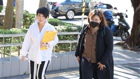 ▲周思潔帶了一整袋訴訟資料，抵達台北地院遞狀，對知名音樂人小蟲提告請求返還1000萬違約金。（圖／記者邱榮吉攝）