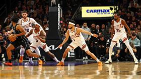 ▲太陽3巨頭本季首度合體，卻不敵杜蘭特（Kevin Durant）前東家籃網。（圖／路透社／達志影像）