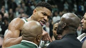 ▲溜馬將字母哥紀錄球拿走，雙方賽後發生激烈言語交談。（圖／美聯社／達志影像）