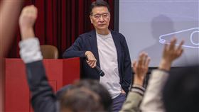 趙少康赴政大演講  回應師生提問（1）國民黨副總統參選人趙少康（後）13日晚間在政治大學出席「政治進入大學2.0–青年與副總統候選人座談」活動，吸引許多師生到場聆聽、踴躍提問。中央社記者鄭清元攝  112年12月13日