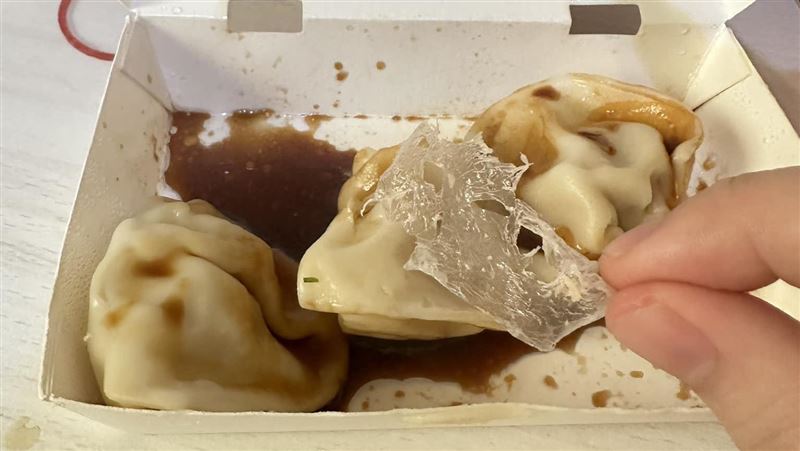內餡嚼出「神秘薄膜」　連鎖水餃店回應了