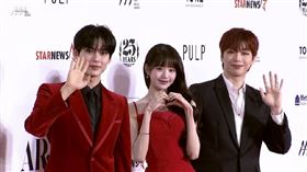 ▲《2023 AAA》擔任主持人IVE張員瑛、姜丹尼爾和ZEROBASEONE（ZB1） 成韓彬。（圖／翻攝自Werverse）