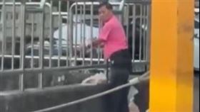 拿麵包狂倒筏子溪　民眾揪：里長帶頭違法(圖/翻攝爆料公社)