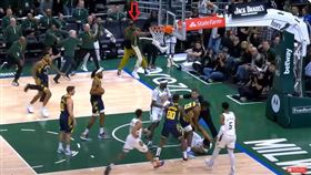 ▲「字母哥」在場上被撂倒，哥哥想衝上場被隊友攔住。（圖／翻攝自Chaz NBA YT）