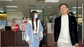 ▲被控以deepfake深偽技術賣換臉A片的主嫌小玉，仍是一頭長髮出庭，面對鏡頭，他鞠躬向被害人及社會大眾道歉。（圖／翻攝畫面）