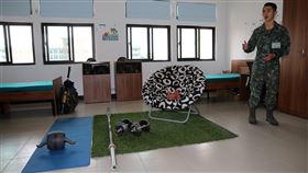 陸軍裝甲564旅天山營區官兵寢室農曆春節期間，陸海空三軍加強戰備，高雄陸軍裝甲564旅「聯合兵種營」所屬的天山營區在107年底落成啟用，官兵寢室由過去的大通鋪改為2至4人一間，每個士兵都有木製單人床、內務櫃與書桌。中央社記者郭日曉攝　109年1月24日