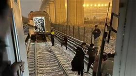 北京地鐵出大包！尖峰時段開到「斷成兩半」　多人被困、受傷