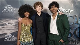 莉亞薩瓦傑佛瑞斯（左起）、沃克斯科貝爾、安辛哈卓里出席影集《波西傑克森》首映會。(圖／Disney+提供)