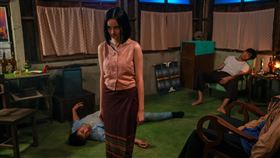 《鬼聲泣》大妹妍恩邪笑唸著咒語聽呀，讓全家瞬間昏迷倒地不起。（圖／威視提供）